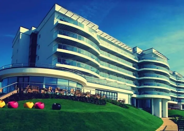 Panoramic Sea Views In Beachfront Apt W Balcony