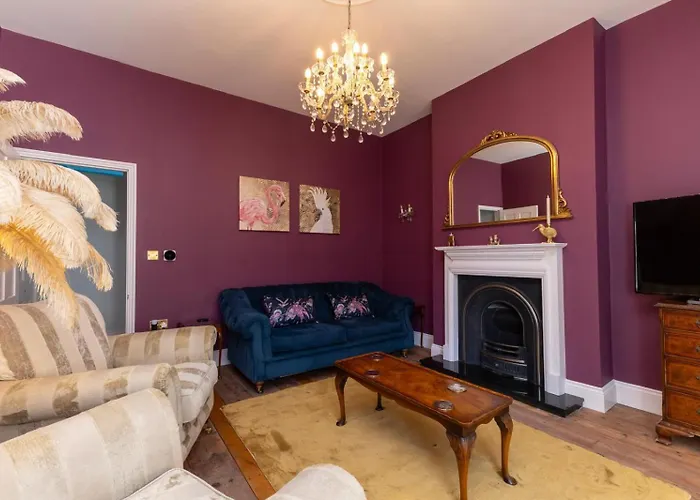 2 Seaside Bedroom Home, Garden, 6 Guests, Parking, Contractors-Families Welcome