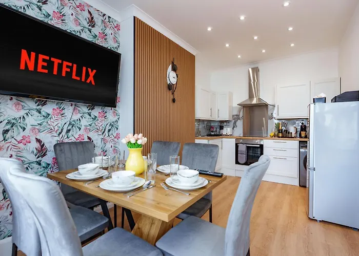 Stylish 3 Bedroom Sea View Apartment -Free Parking- Sleeps 9