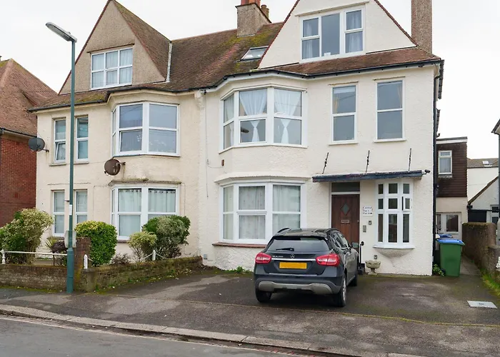 Stylish 3 Bedroom Sea View Apartment -Free Parking- Sleeps 9